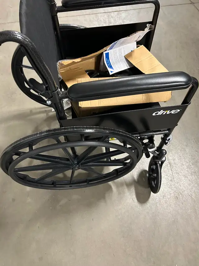 Portable folding heavy duty wheelchair - Photo 2