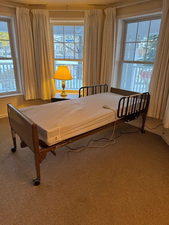 INVACARE HOSPITAL BED DELIVERY & SETUP INCLUDED - Photo 2