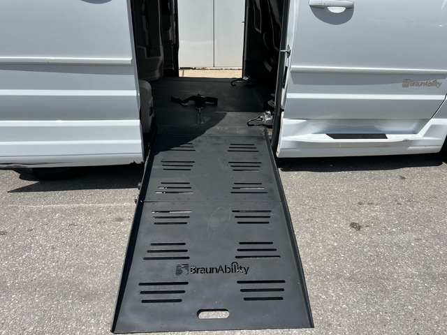 2016 Dodge Grand Caravan SXT-WHEELCHAIR VAN-POWER RAMP-SWIVEL SE - Photo 3