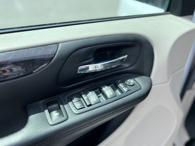 2016 Dodge Grand Caravan SXT-WHEELCHAIR VAN-POWER RAMP-SWIVEL SE - Photo 14