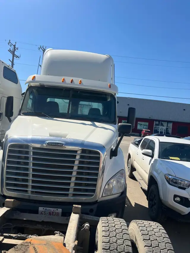 Frieghtliner Cascadia Day Cab 2013 - Photo 4