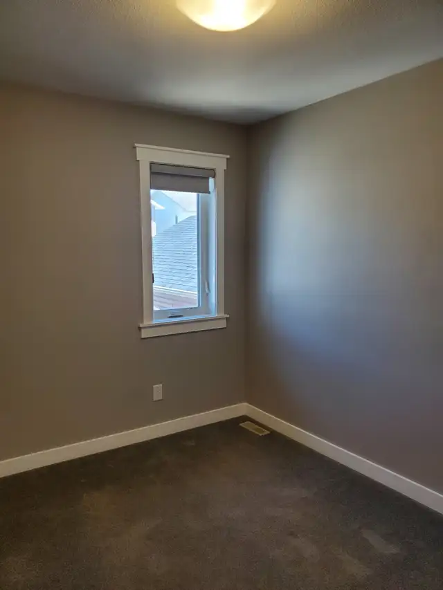 3 BDRM Main floor with separate utilities, meters and laundry - Photo 11