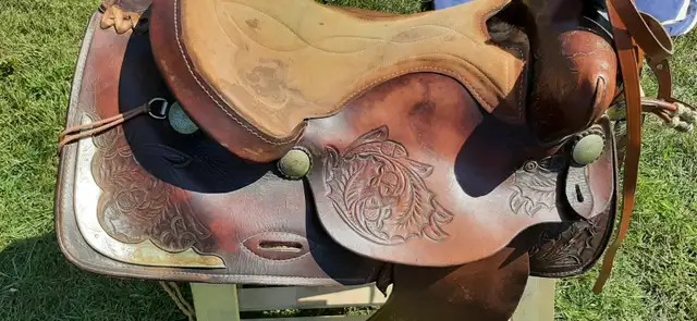 SELLE WESTERN AVEC TOUT LES ACCESSOIRES