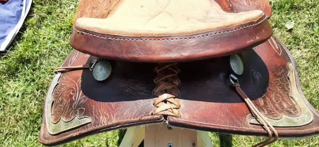 SELLE WESTERN AVEC TOUT LES ACCESSOIRES - Photo 2
