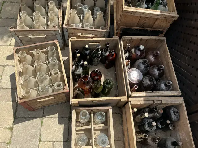 Lots o’ Antique Bottles & Crates ! - Photo 2