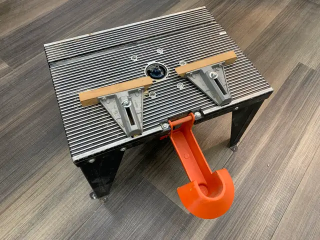 Black and Decker Router with Table - Photo 3