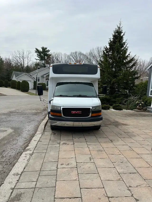GMC Savana 4500 Sahara 2011 • Minibus adapté • 325 000 km