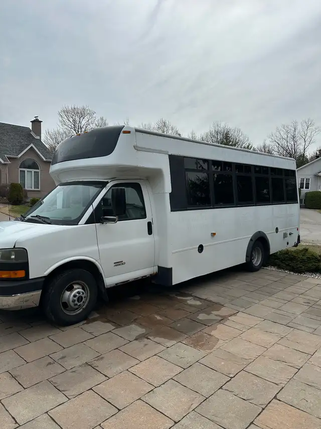 GMC Savana 4500 Sahara 2011 • Minibus adapté • 325 000 km - Photo 2