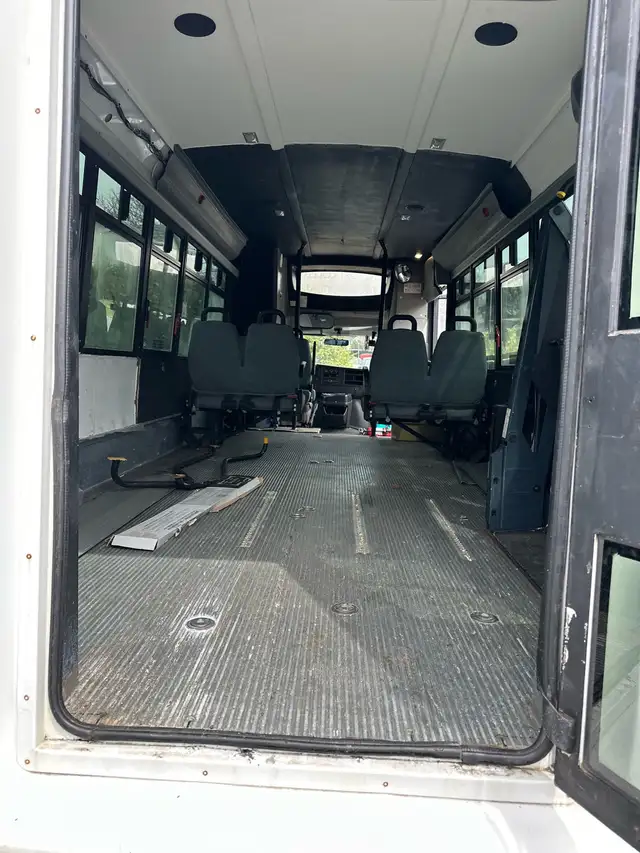 GMC Savana 4500 Sahara 2011 • Minibus adapté • 325 000 km - Photo 3