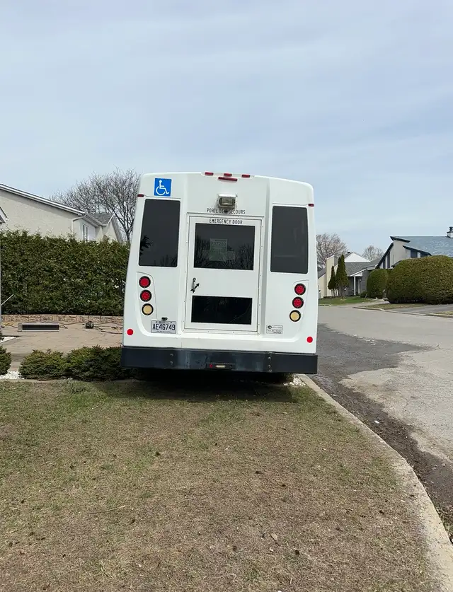GMC Savana 4500 Sahara 2011 • Minibus adapté • 325 000 km - Photo 4