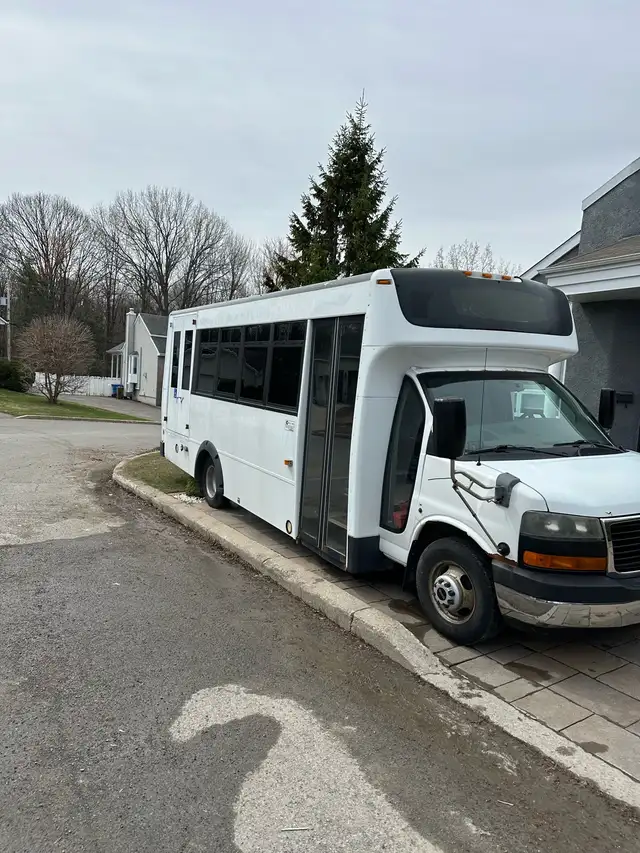 GMC Savana 4500 Sahara 2011 • Minibus adapté • 325 000 km - Photo 5