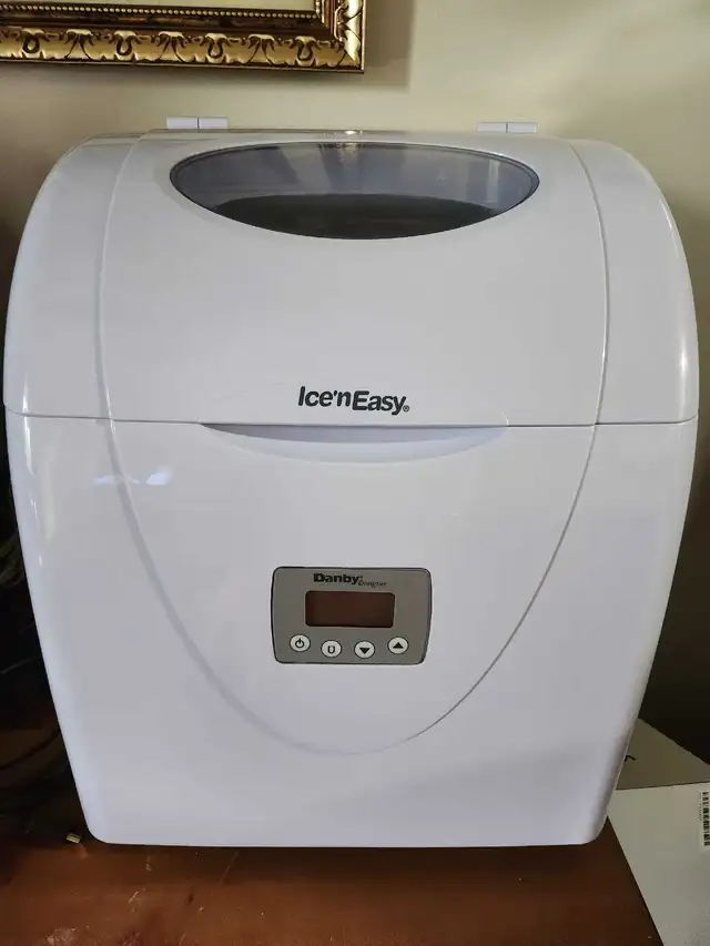 HEAVY-DUTY ICE MAKER MAKES 3 SIZES 33 POUNDS A DAY