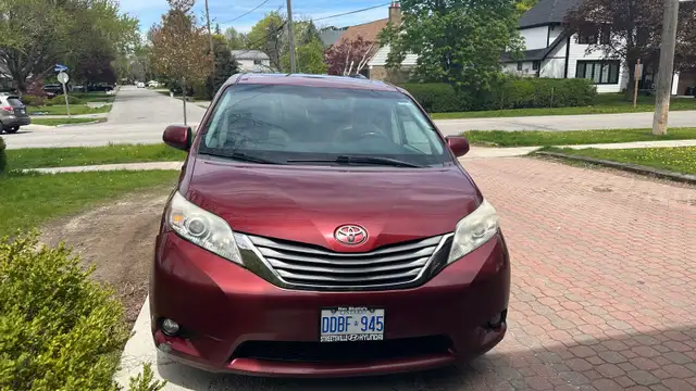 2013 Toyoto Sienna, XLE - Photo 2