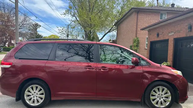 2013 Toyoto Sienna, XLE - Photo 3