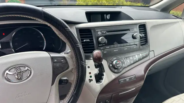 2013 Toyoto Sienna, XLE - Photo 4