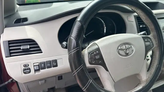 2013 Toyoto Sienna, XLE - Photo 6