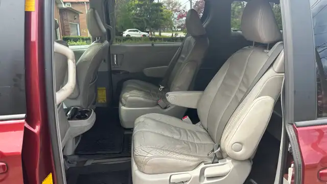 2013 Toyoto Sienna, XLE - Photo 9