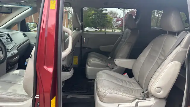 2013 Toyoto Sienna, XLE - Photo 10