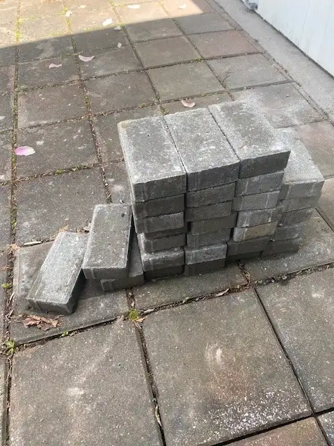 briques, poussière de roche et ciment