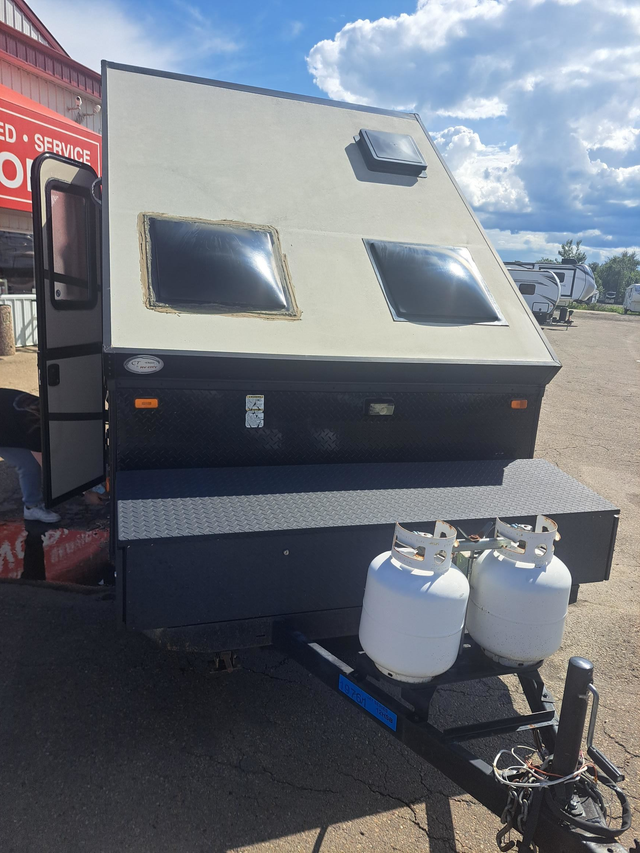 2016 Jayco 12HSB – Easy to Set Up, Lightweight Hard-Sided Camper