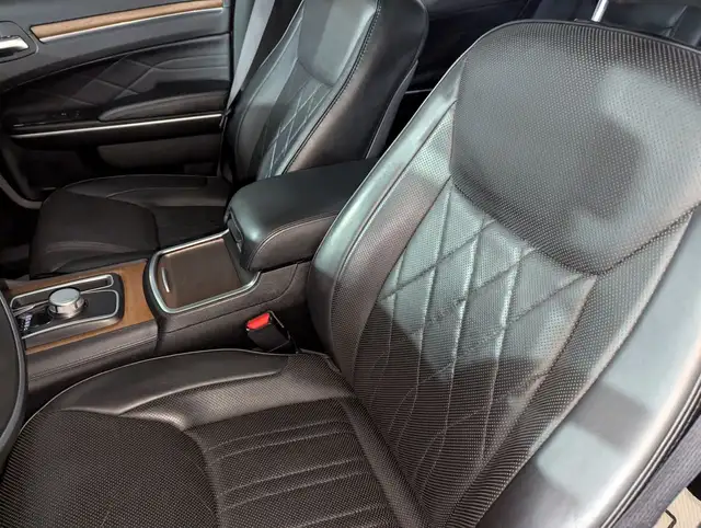 2019 Chrysler 300 300C PLATINUM EDITION WITH NAVIGATION! - Photo 6