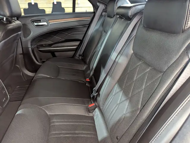 2019 Chrysler 300 300C PLATINUM EDITION WITH NAVIGATION! - Photo 7