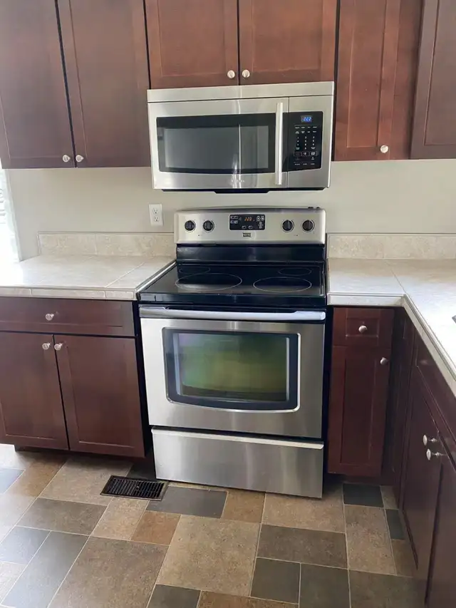 Three Rooms First Floor Unit for Rent in Burlington - Photo 3