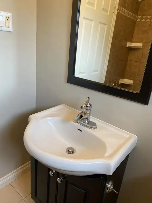 Three Rooms First Floor Unit for Rent in Burlington - Photo 7