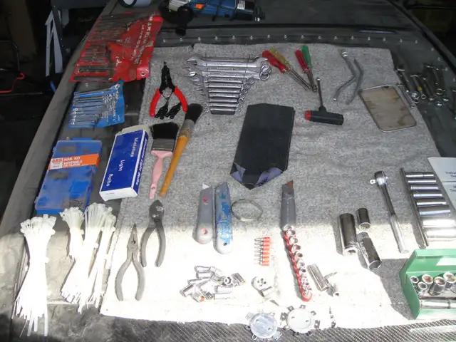 ASSORTED LOT OF TOOLS