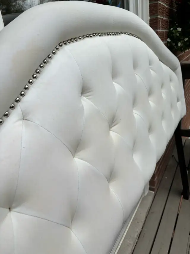 Free queen headboard - Photo 2