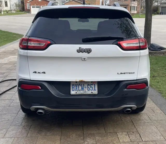 2014 Jeep Cherokee Limited 4x4 | 3.2L Pentastar V6 Loaded $7800 - Photo 2