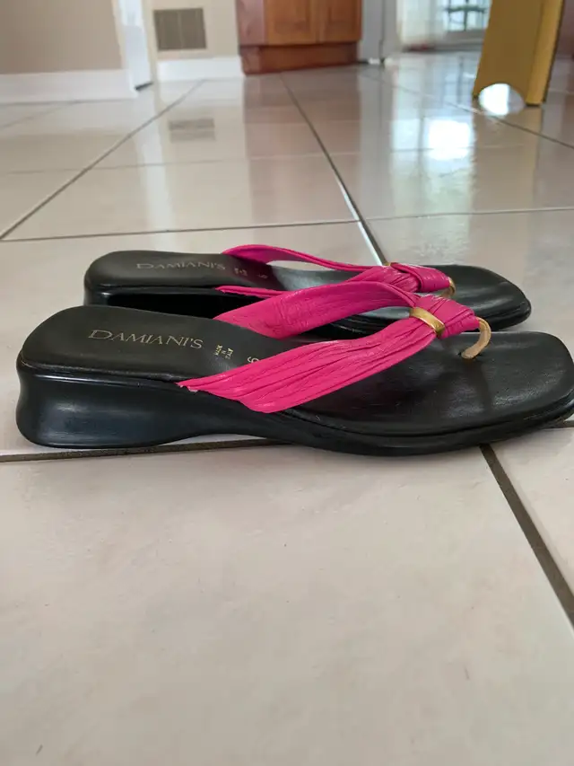 2PAIRES SANDALES NEUVES ARGENT ROSE GR6.5FEM $15.00 CHAQUE PA1RE - Photo 2