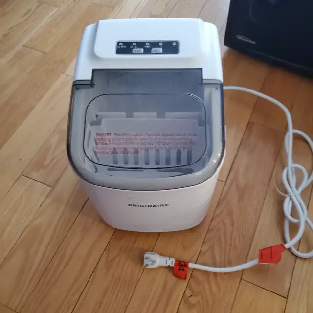 Mini ice maker