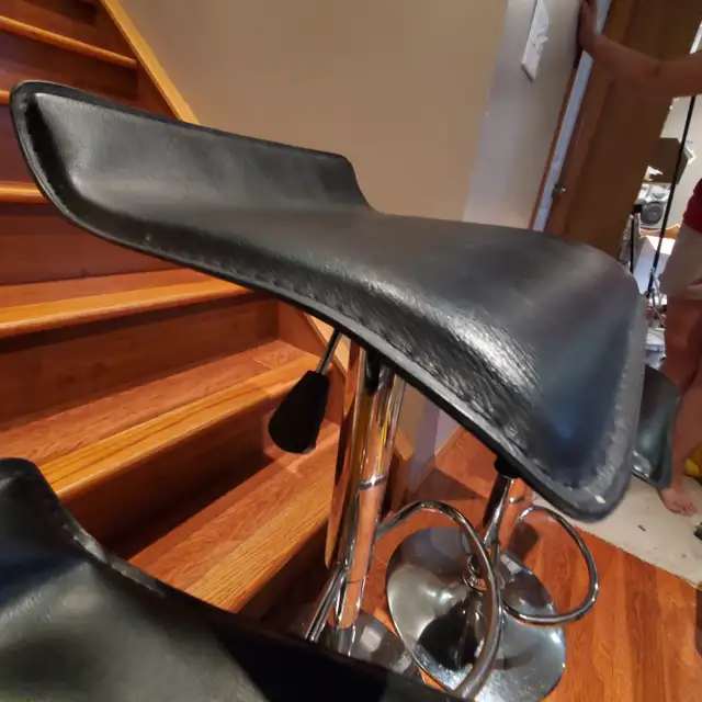 Black bar stools - Photo 2