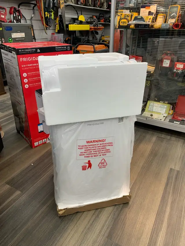 Frigidaire 12000 BTU A/C FHPW122AC1 - Photo 2