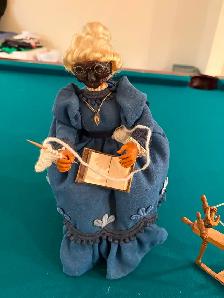 Vintage 1970s Apple Head Doll Old Woman Knitting 11 Inches - Photo 2