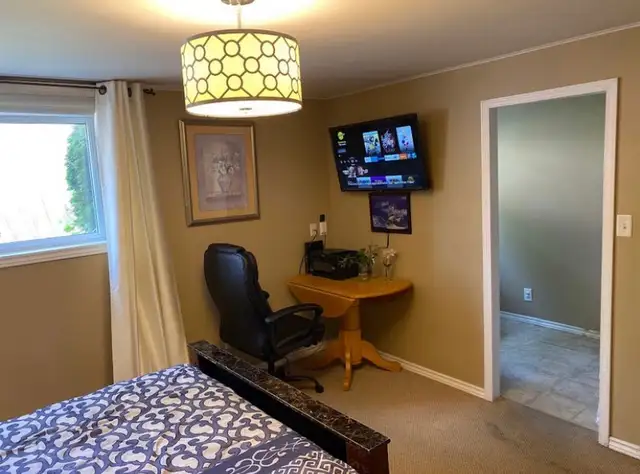 Private bedroom  with own bathroom available for a Girl - Photo 3