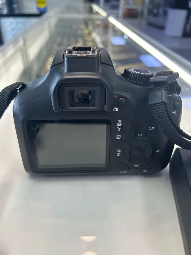 Canon T100 DSLR Camera with 18-55 lens and charger - Photo 4