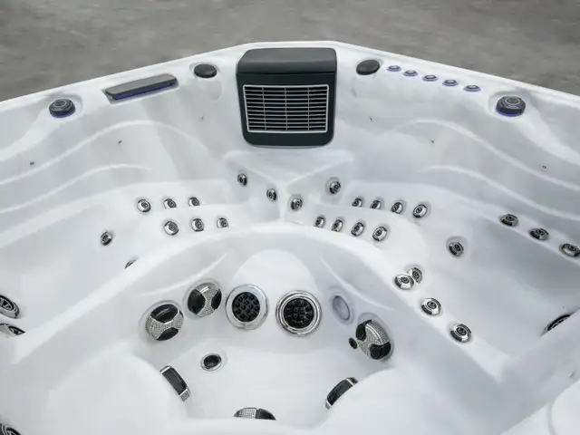 SATURN HOT TUB FOR SALE - Photo 3