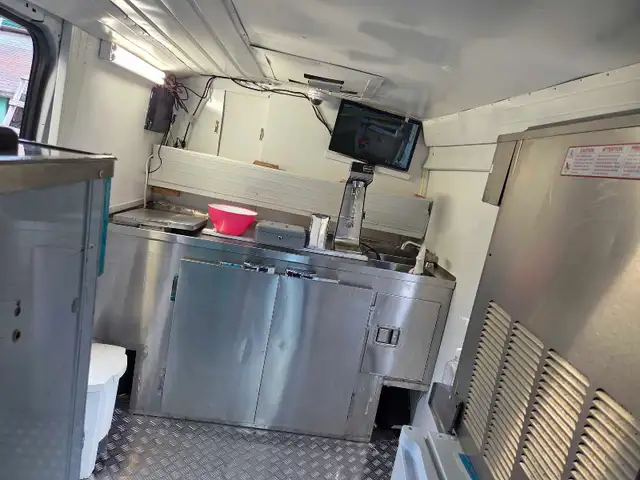 Ice Cream Truck for Sale – Fully Equipped, Ready to Make Money - Photo 7