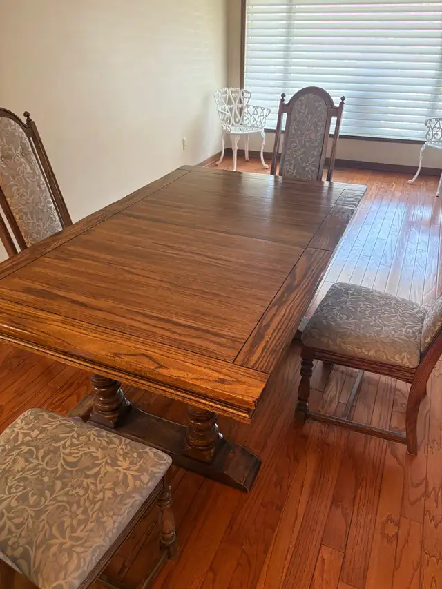 Free delivery used Wooden Dining Table with 4 Chairs