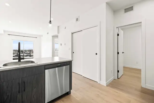 Luxury 2 Bedroom Apartment! With Fitness Centre! - Photo 10