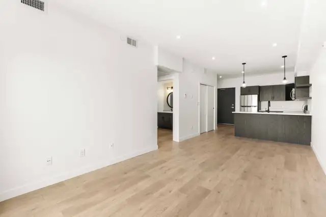 Luxury 2 Bedroom Apartment! With Fitness Centre! - Photo 11