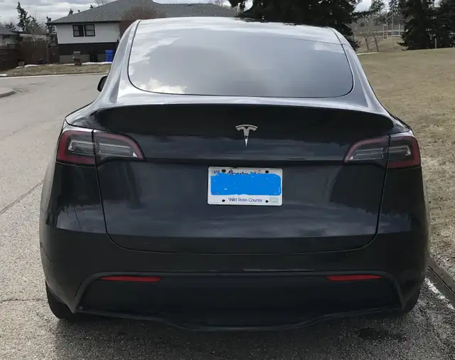 Beautiful Tesla Model Y (2024) - Photo 8