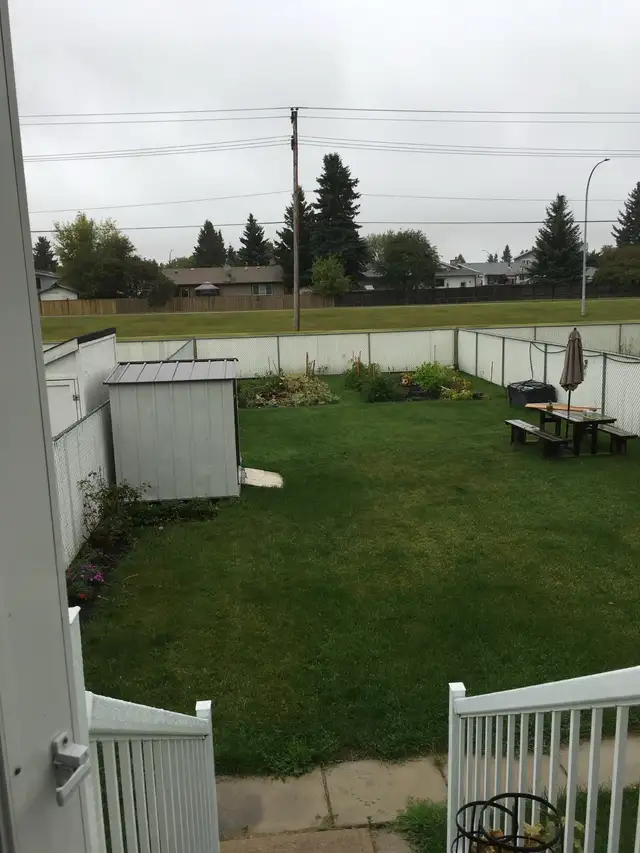Three Bedroom Alberta Duplex - Photo 8
