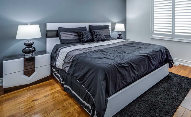 White low-profile platform bed with 2 nightstands and 2 lamps - Photo 7