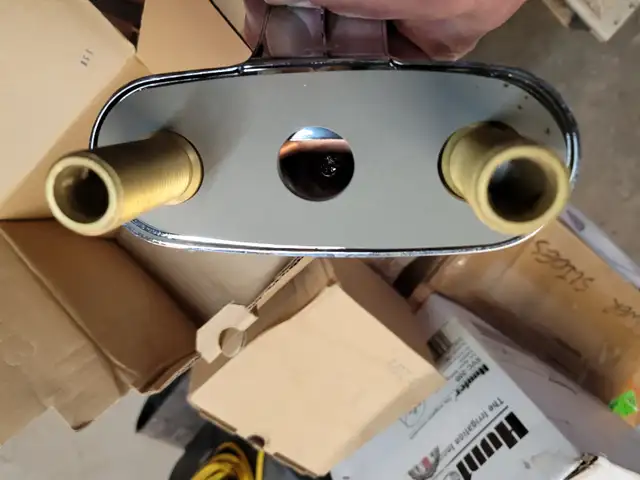 MOEN 2 HANDLE FAUCET - Photo 3