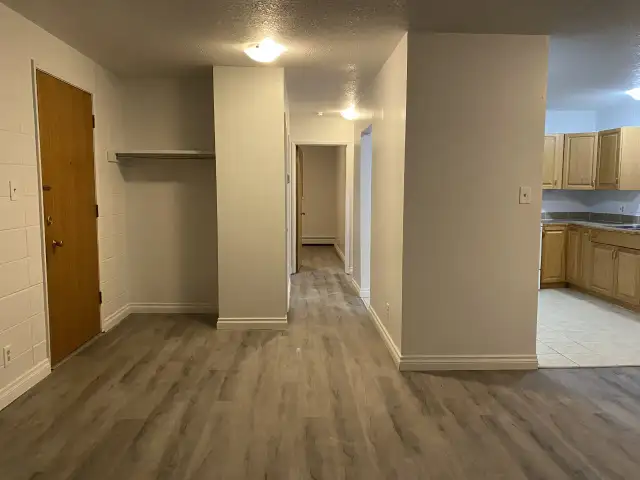 Newly Renovated 2 Bedroom Apartment, All Utilities Included - Photo 7