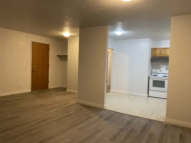 Newly Renovated 2 Bedroom Apartment, All Utilities Included - Photo 8