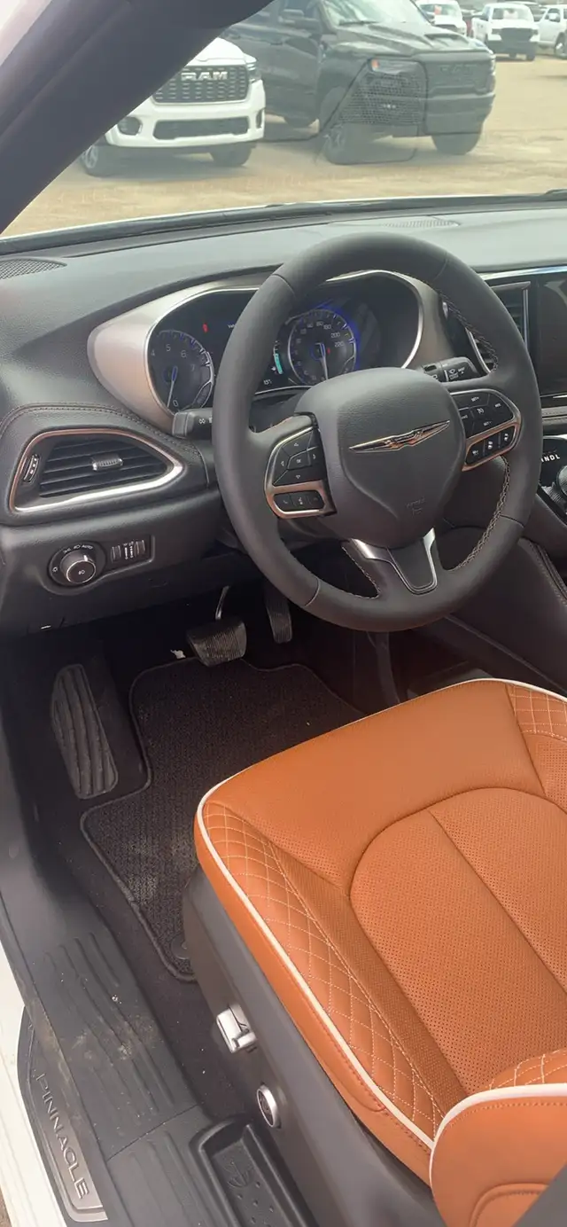 2026 Chrysler Pacifica Pinnacle - Photo 2